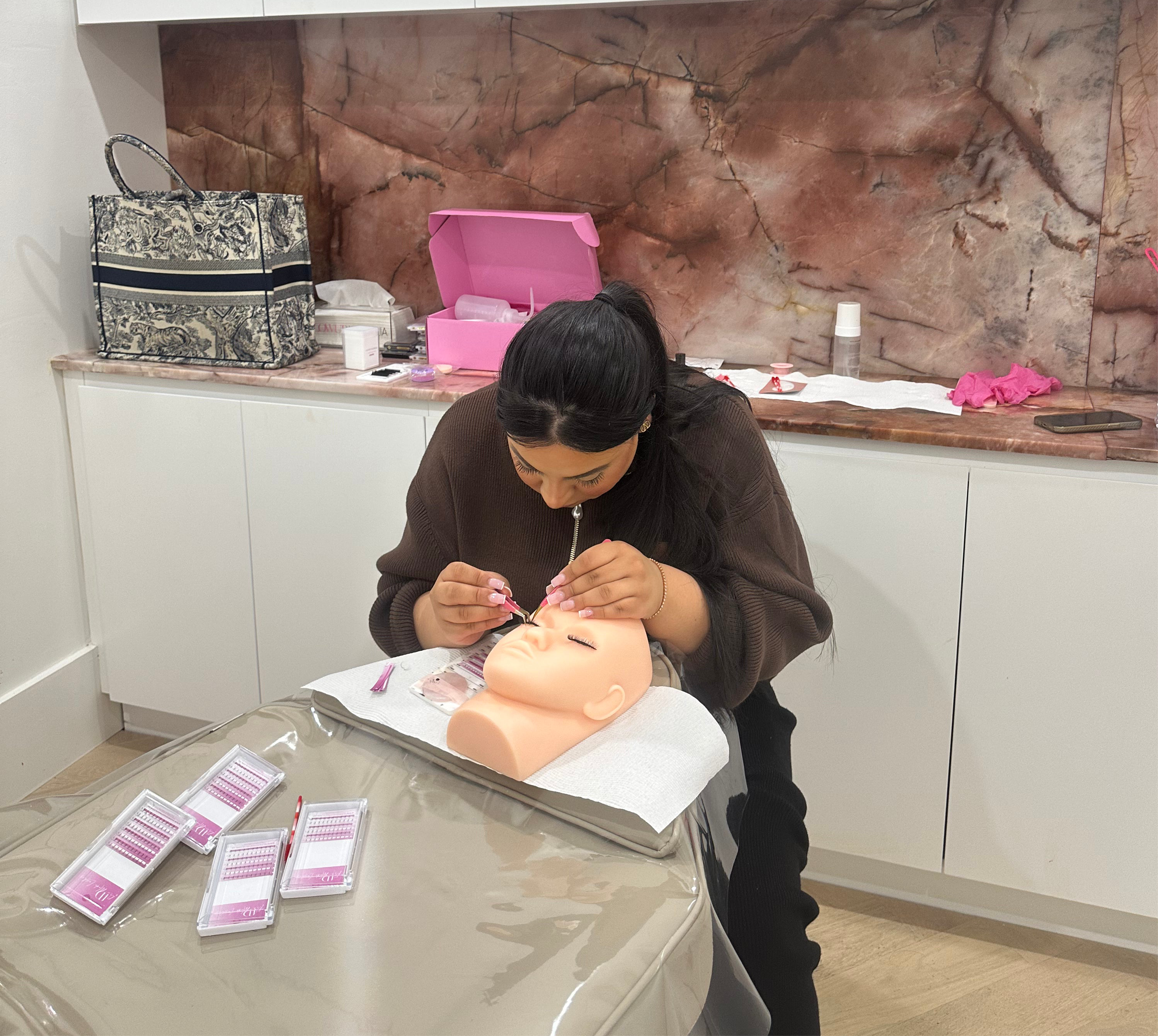 4 WEEKS - Beginner Lash Extension Mastery + Business Course